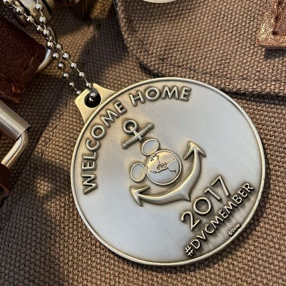 Disney Field & Co Leeds Vacation Club Member Cruise 2017 New backpack w/ keyring - Picture 5 of 13